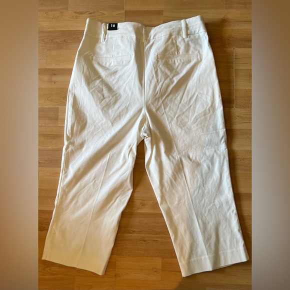 White Capri Pants - Picture 2 of 4